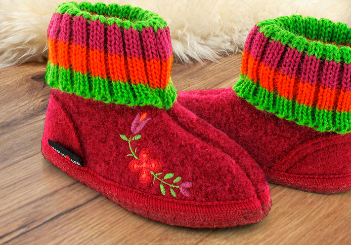 Shoes Girls Shoes Slippers Girl's hand knit slippers shoe size 8 to 10 children size. 