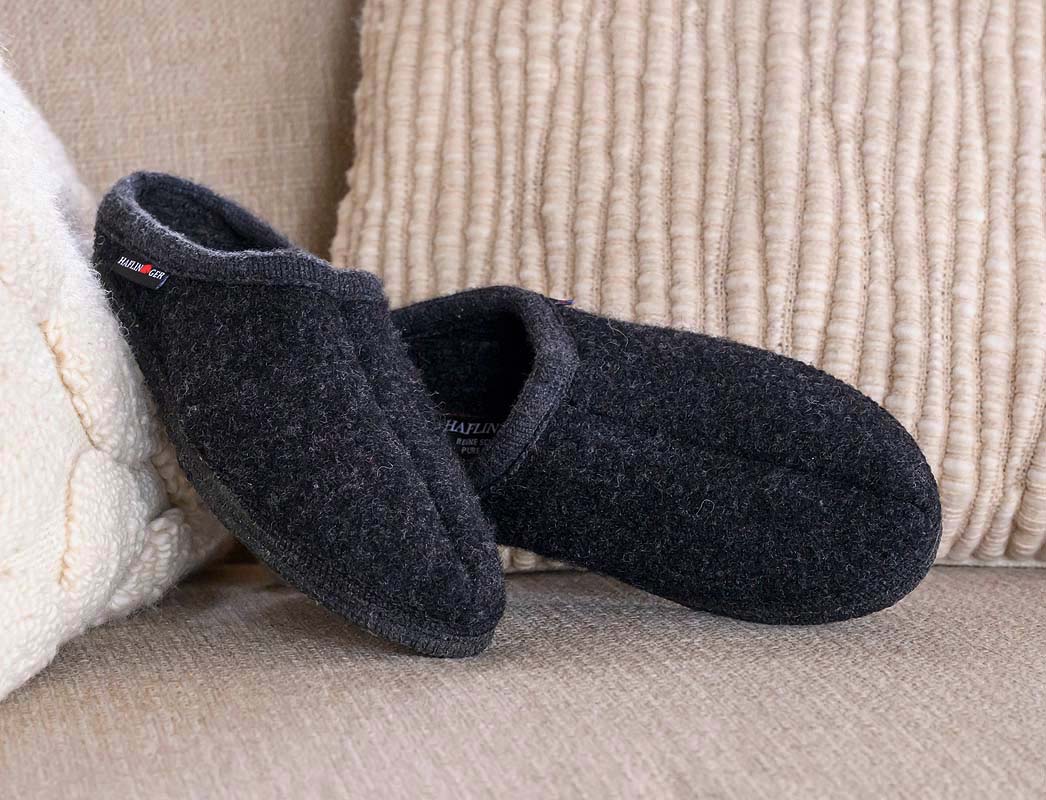 (取寄) ハフリンガー アズ クラシック スリッパ Haflinger  AS Classic Slipper Charcoal HAFLINGER | Unisex Wool Slipper Alaska, Graphite |